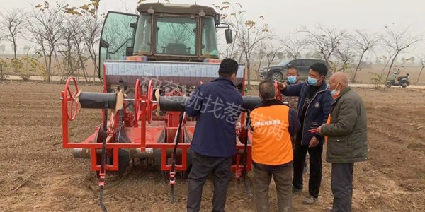 蔥滿滿雙高大蔥種植教學基地"重器"登場:"四合一"開溝機