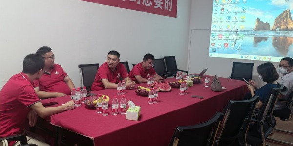 蔥滿滿與牛商爭霸賽成員到草莓圈觀摩學習
