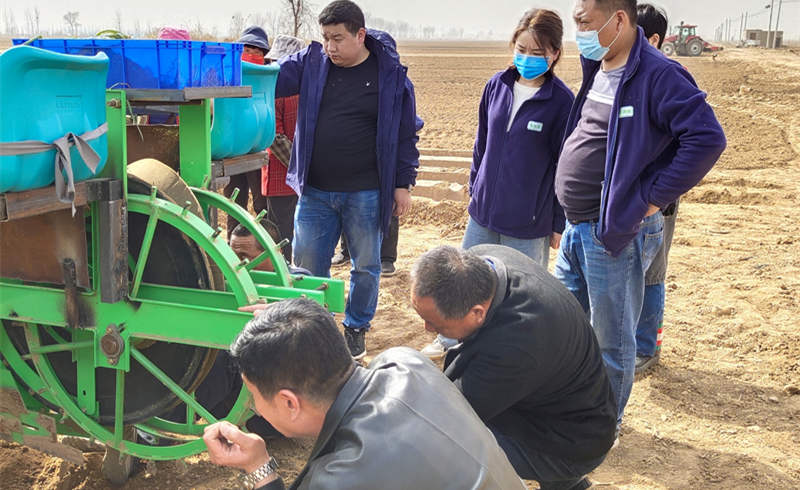 蔥滿滿技術團隊指導機械調試
